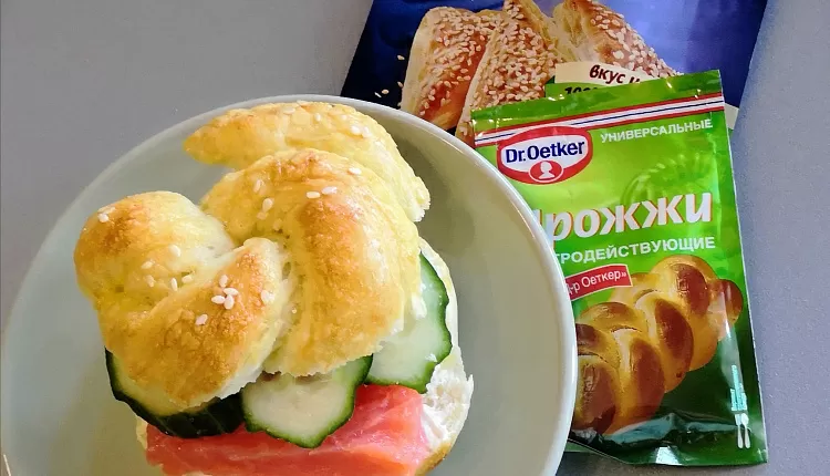 Бейгл с лососем и рукколой