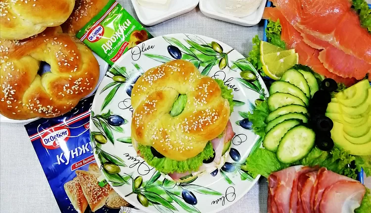 Бейгл с лососем и рукколой