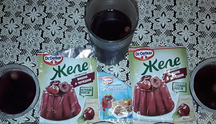 Слоённый десерт из двух видов желе