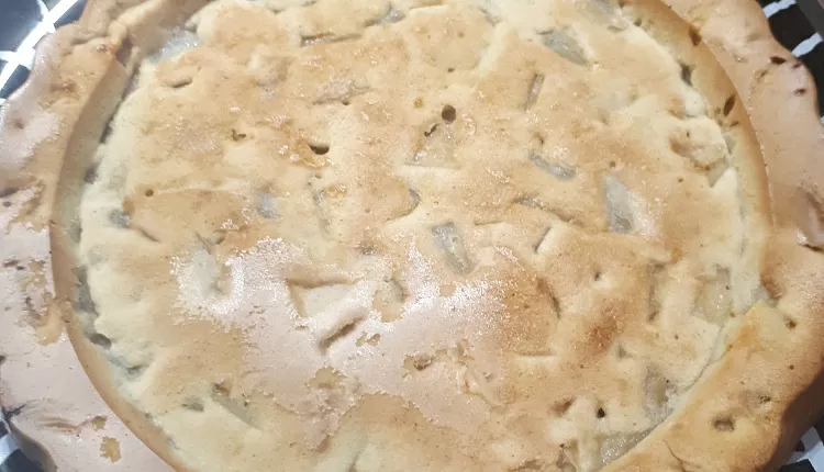 Шарлотка яблочная с корицей и миндальными лепестками