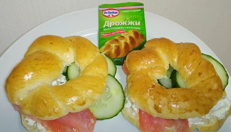 Бейгл с лососем и рукколой