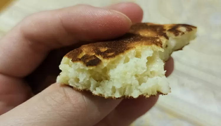 Оладьи на кефире с яблоком  и корицей