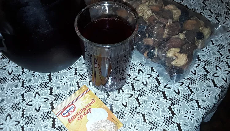Компот из сухофруктов и корицы