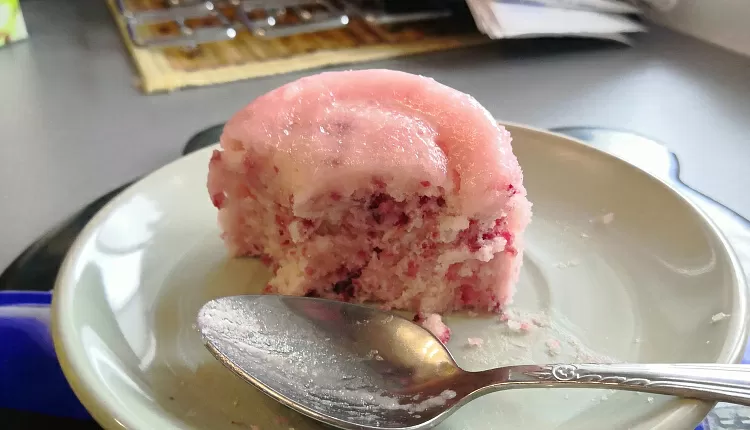 Вишневый кекс в чашке 