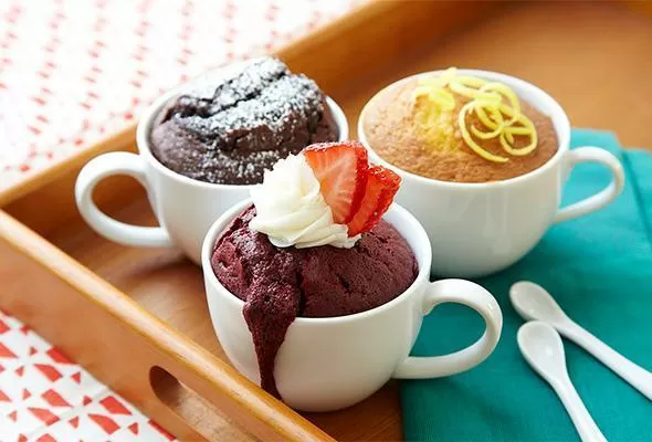 Шоколадный и ванильный кекс в чашке фото