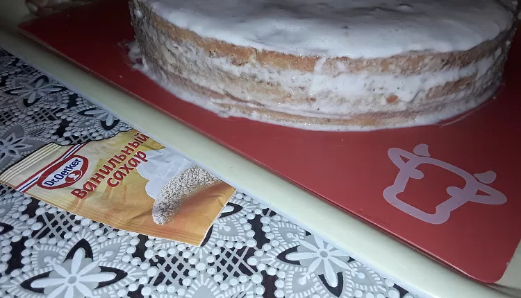 Бисквитный торт с ванильно-банановым кремом