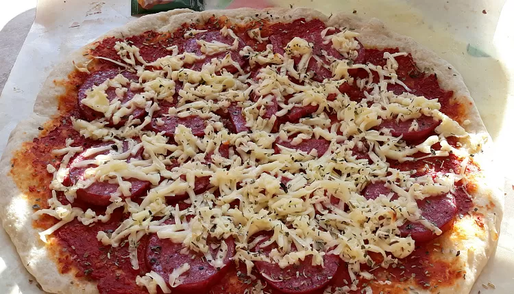 Пицца с грибами и беконом