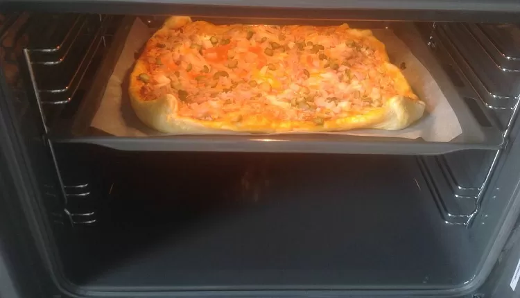 Быстрая слоеная пицца в духовке