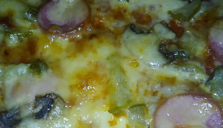 Пицца с грибами и беконом