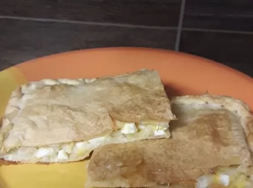 Фото рецепта Быстрый пирог с яйцом, сыром и луком