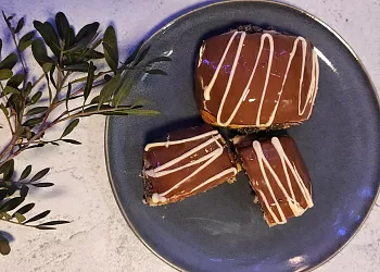 Маковые булочки с шоколадной глазурью