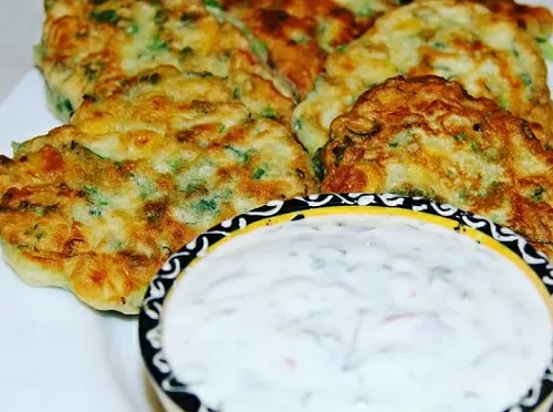 Фото рецепта Оладьи с луком как пирожочек