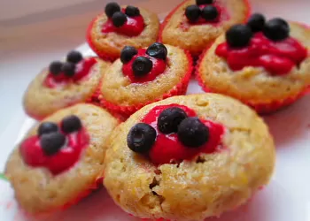 Лимонные маффины с чернично-малиновым соусом