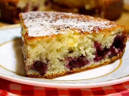 Фото рецепта Пирог на кефире с вишней