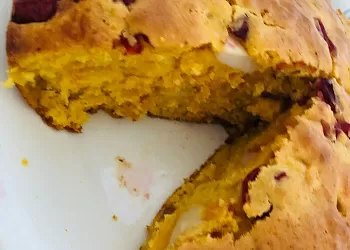 Тыквенный пирог с яблоками, вишней и пряностями