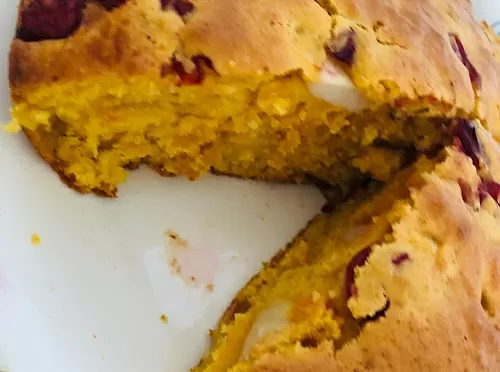 Тыквенный пирог с яблоками, вишней и пряностями