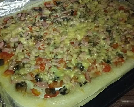 Пицца с курицей, грибами и сыром