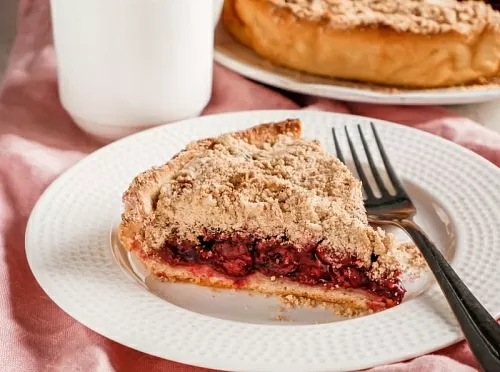 Фото рецепта Постный пирог с вишней