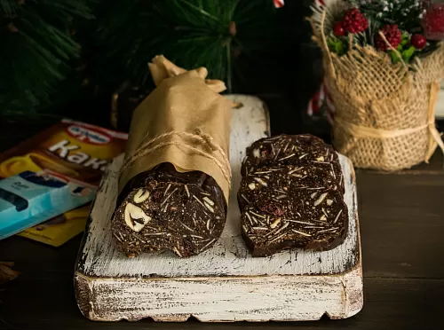 Шоколадная колбаса с орехами и вяленой клюквой