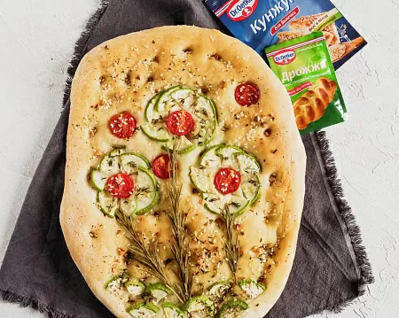 Фокачча с чесноком, травами и кабачками