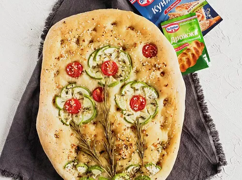 Фото рецепта Фокачча с чесноком, травами и кабачками