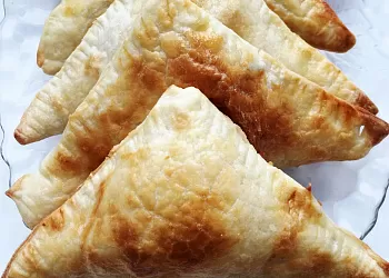 Слоеные треугольники с курицей