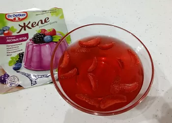 Желе с кусочками клубники