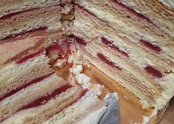 Торт сметанник с клубничным конфи