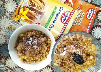 Каша сладкая пшеничная с корицей, сахарной пудрой и шоколадом