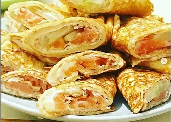Блинчики-закуски с семгой, творожным сыром и огурцом