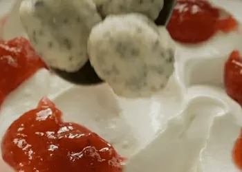 Вареники с маком и клубничным соусом