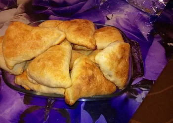 Печеные пирожки с капустой и рыбой