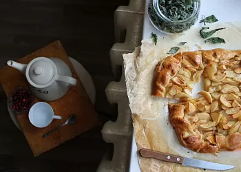 Галета с карамелизированными яблоками