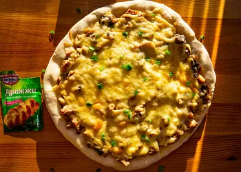 Пицца с курицей и грибами