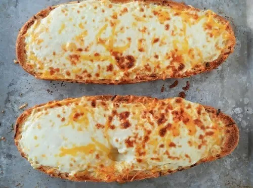 Чесночный батон с сыром