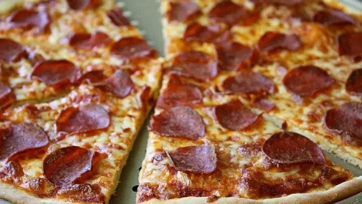 Классическая пицца с колбасой фото