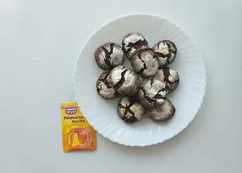 Шоколадное печенье с трещинками
