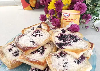 Слойки с творожным сыром и черникой