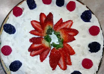 Торт с клубникой и ореховым безе