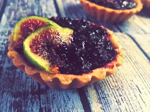 Фото рецепта Песочные корзиночки с творожно-ягодной начинкой