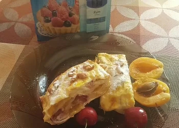 Творожный рулет из лаваша с ягодами