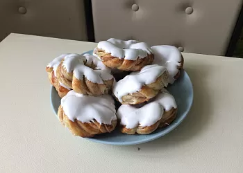 Булочки с корицей в сахарной глазури