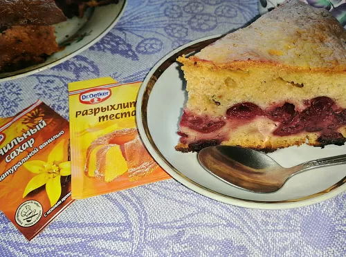 Фото рецепта Пирог на сгущенном молоке с вишней