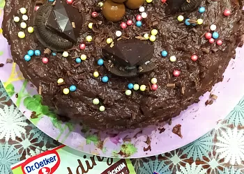 Бисквитный торт с шоколадным кремом и шоколадом