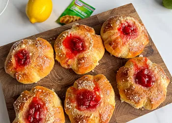 Булочки с сахарной крошкой и джемом