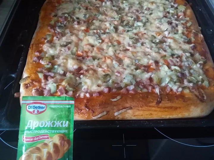 Домашняя пицца на толстом тесте фото