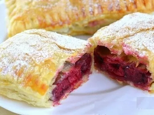 Фото рецепта Слойка с вишней