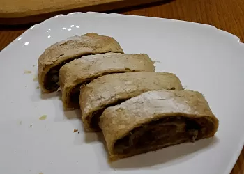 Штрудель с яблоками и изюмом