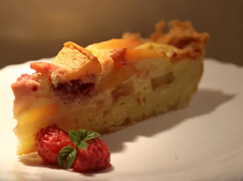 Фото рецепта Сметанник с персиками и малиной