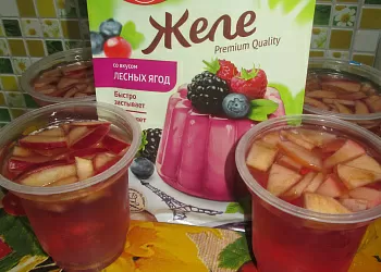 Желе с кусочками яблока